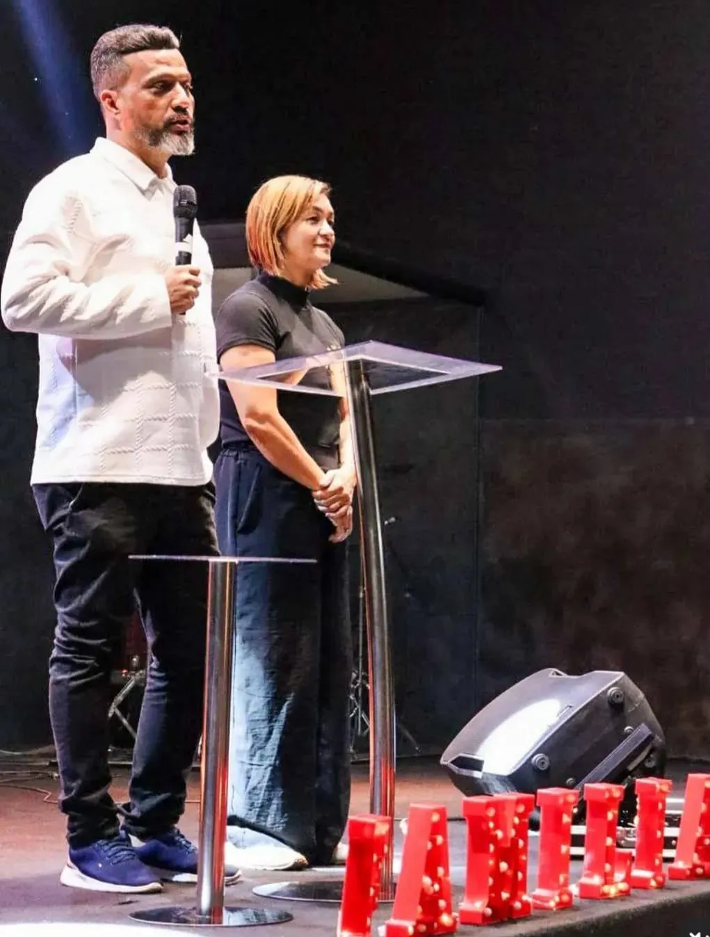 Pr. Valcenir e Pra. Cida ministrando juntos durante um encontro na IMUCEN